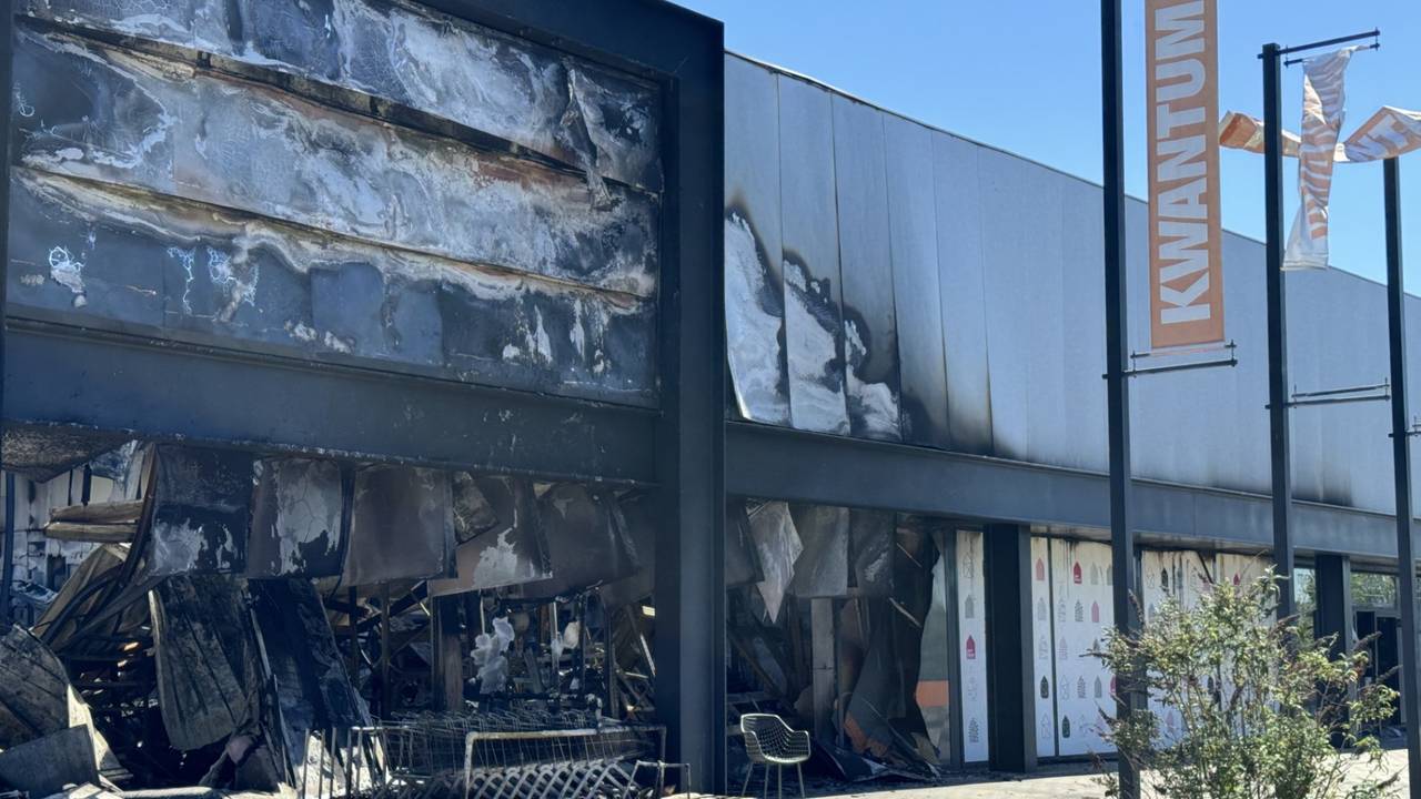 De brand ontstond in het magazijn van woonwinkel Kwantum (foto: Niek de Bruijn).