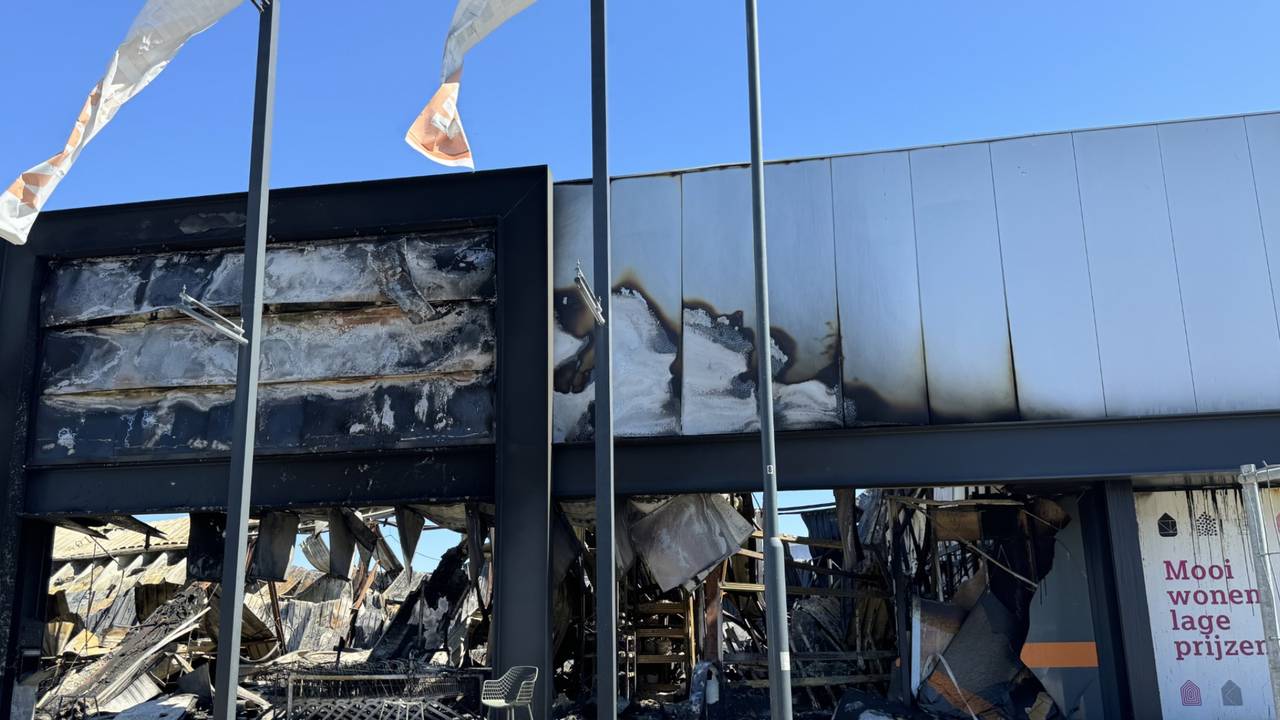 De brand heeft veel schade aangericht aan winkels op de woonboulevard in Waalwijk (foto: Niek de Bruijn).