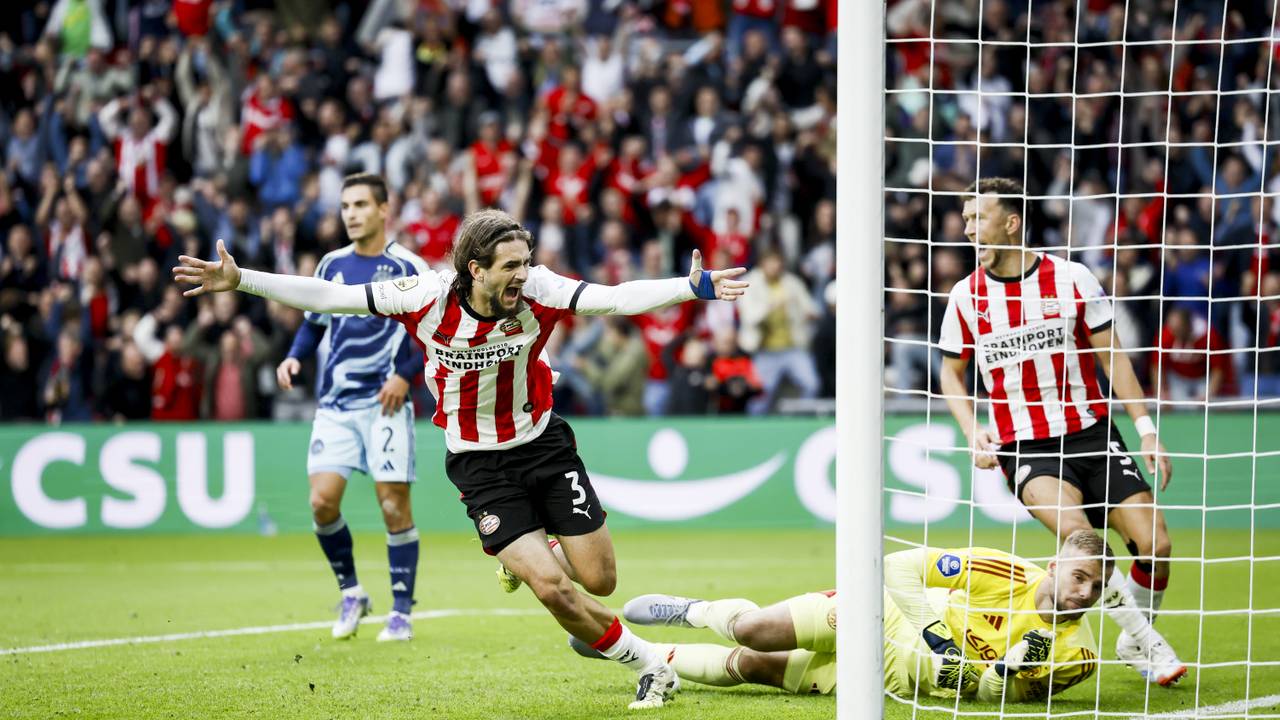 Gasiorowski scoort in het duel met Ajax eerder dit seizoen (foto: ANP).