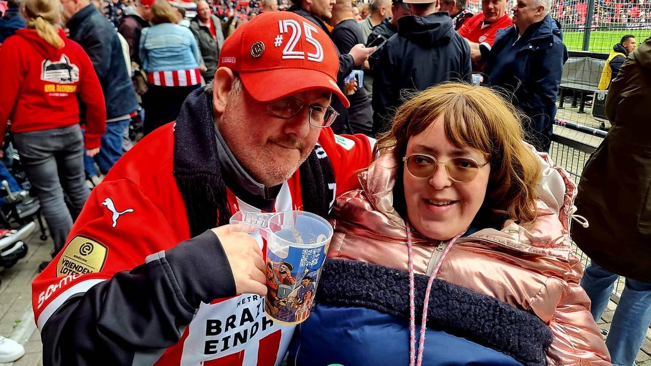 Dennis en zijn vriendin Yasmine bij PSV.