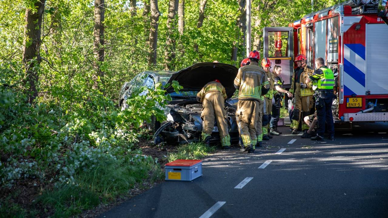 De auto kwam tot stilstand tussen de bomen (foto: Christian Traets/Persbureau Heitink).