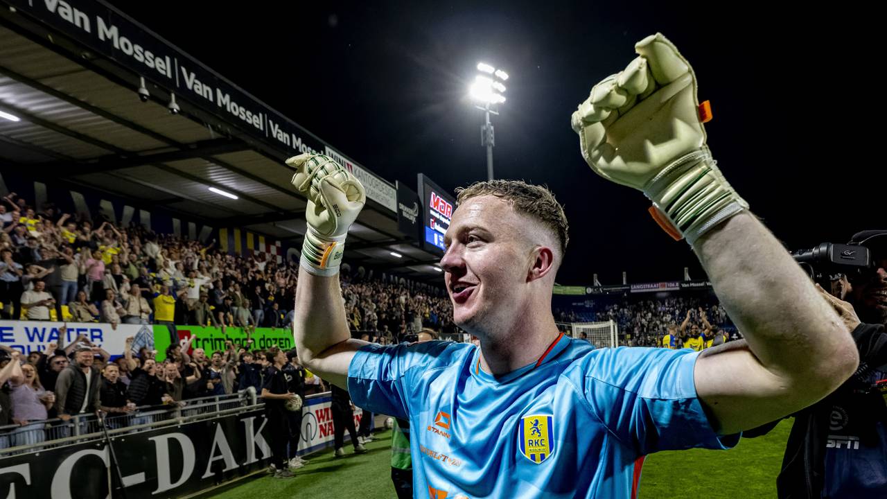 Yanick van Osch blonk uit bij RKC Waalwijk tegen Roda JC (foto: EYE4images / ANP).
