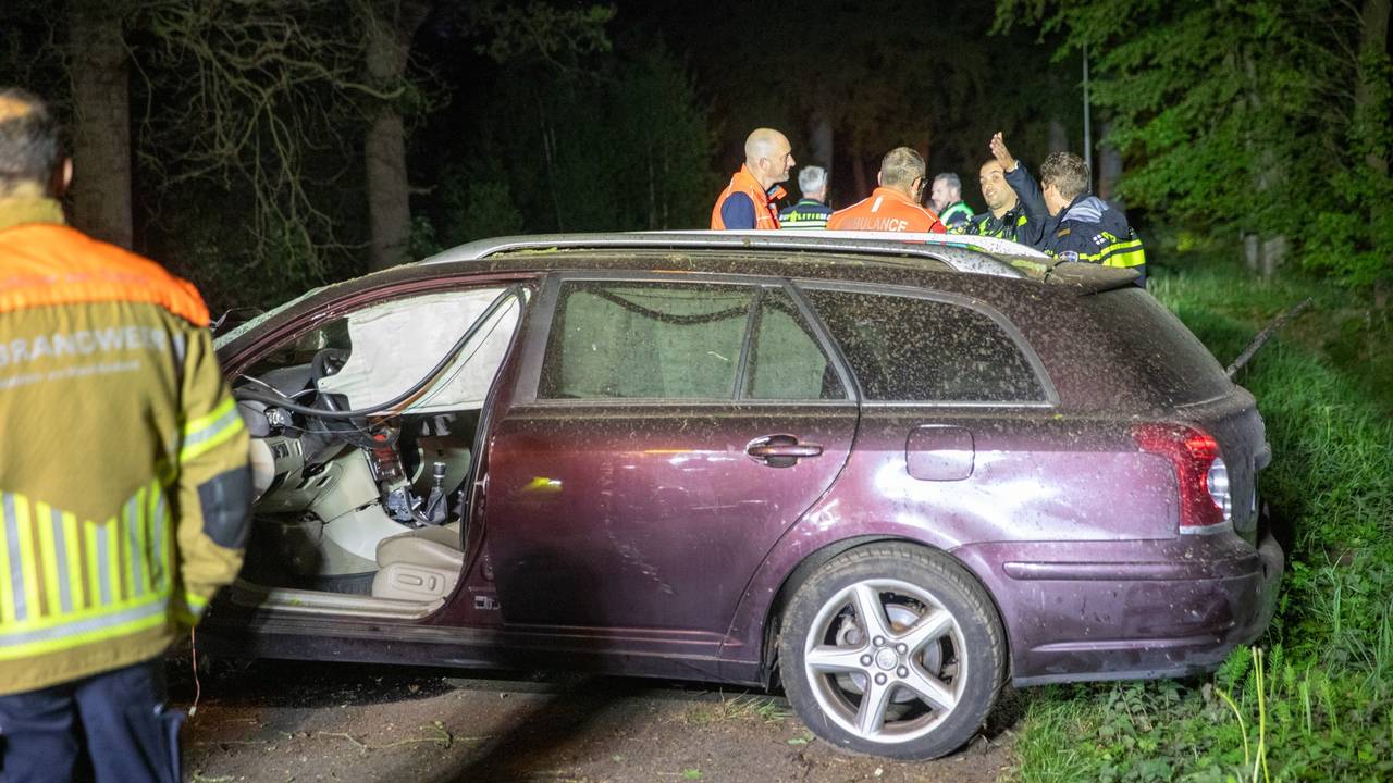 Het ongeluk in Wouwse Plantage gebeurde rond kwart voor vijf vrijdagnacht (foto: Christian Traets/Persbureau Heitink).