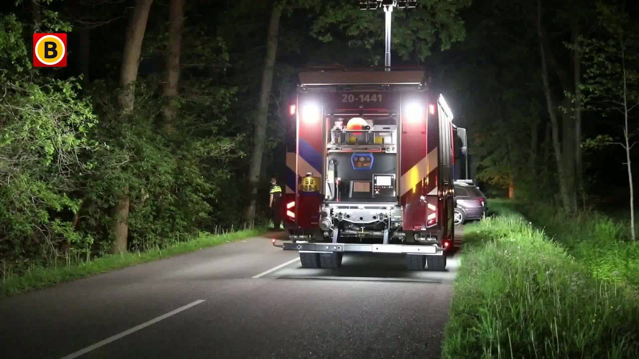 Een deel van de Plantagebaan in Wouwse Plantage werd na het ongeluk afgesloten voor het verkeer (foto: Christian Traets/Persbureau Heitink).