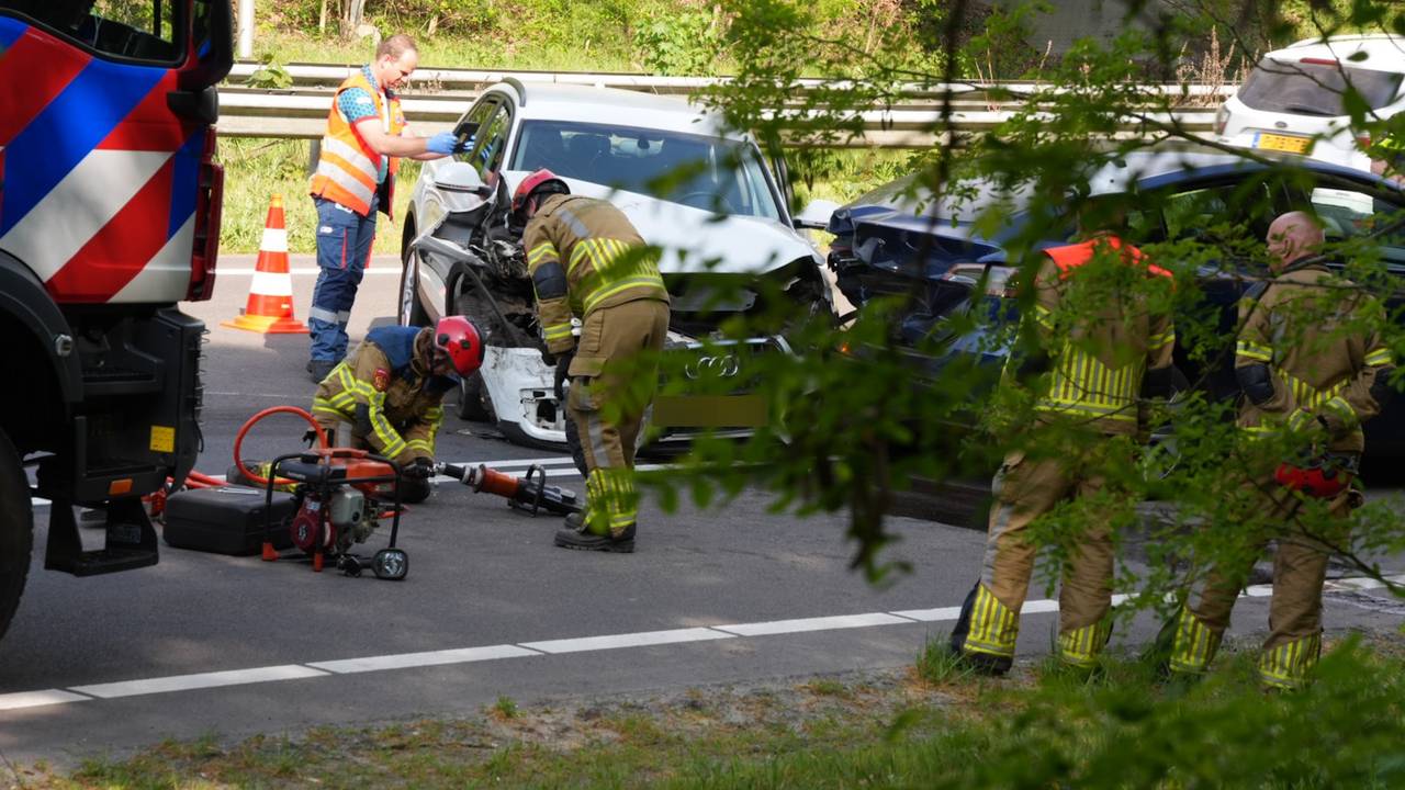 Twee gewonden bij botsing drie auto's in staart file richting Efteling