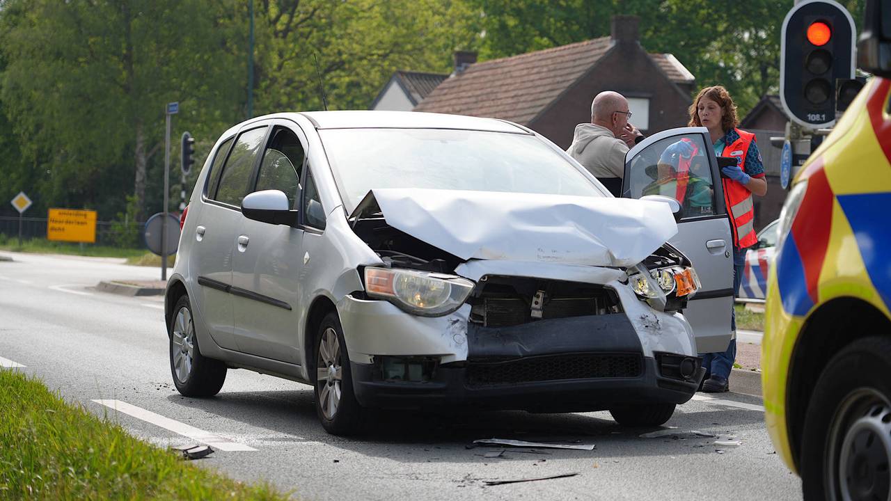 Automobiliste gewond nadat ze achter op auto botst (foto: Jeroen Stuve / Persbureau Heitink).