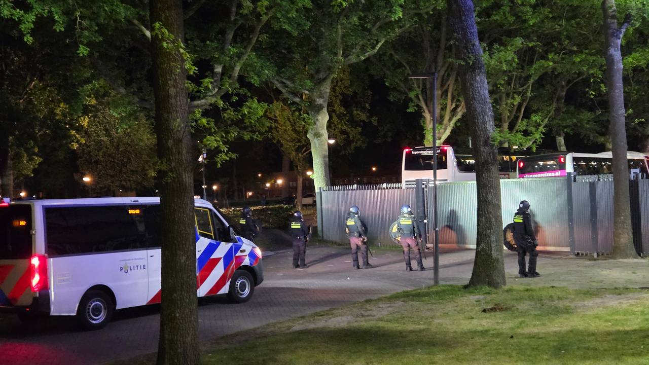 Het was korte tijd onrustig bij het stadion (foto: Omroep Brabant).