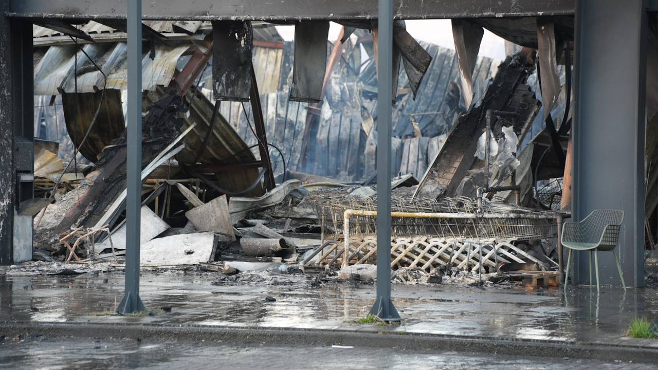 Brand bij woonboulevard in Waalwijk (foto: persbureau Heitink / Erik Haverhals).