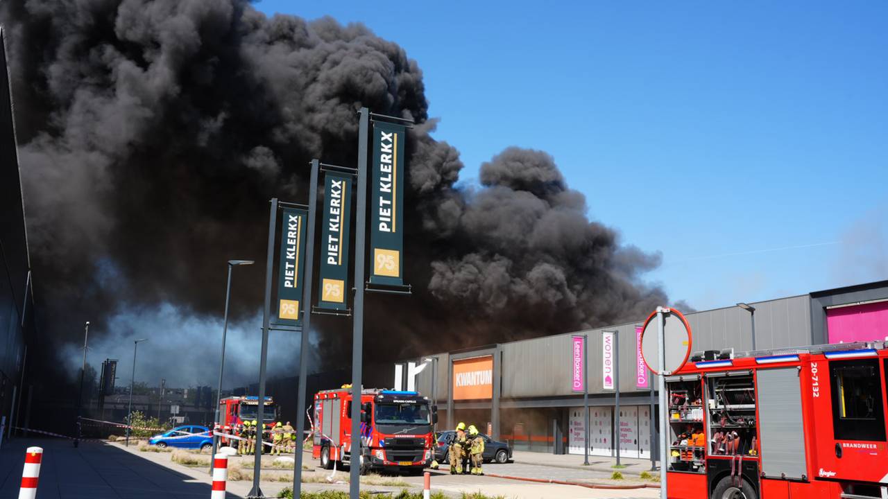 Brand bij woonboulevard in Waalwijk (foto: persbureau Heitink / Erik Haverhals).