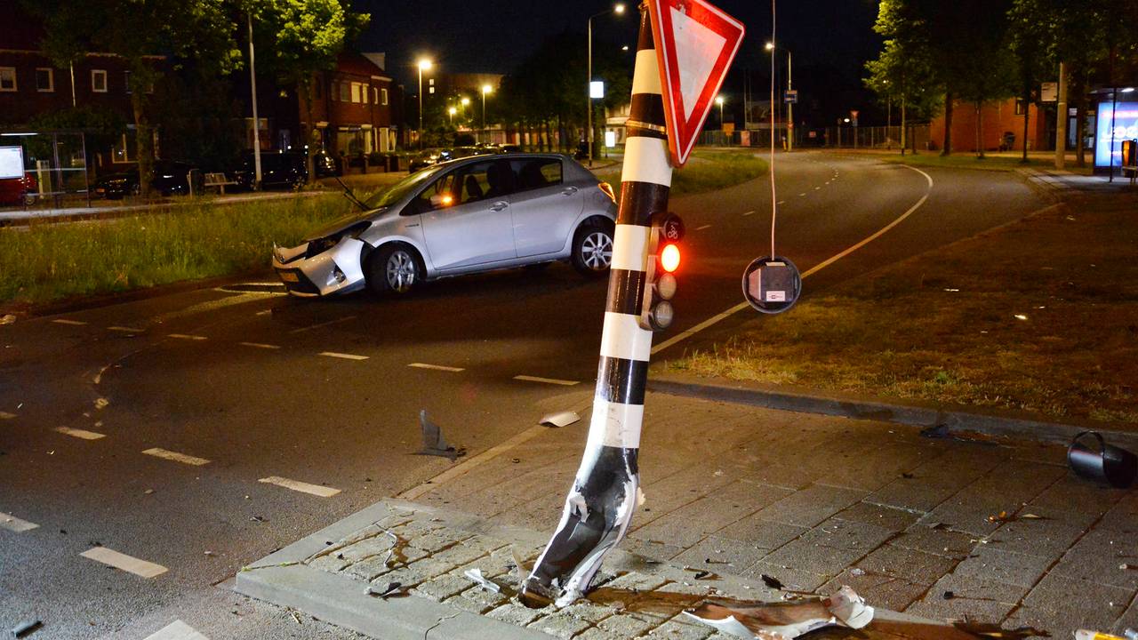 Automobilist veroorzaakt ravage in Breda
