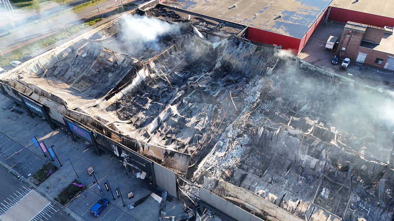 De impact van de brand op de woonboulevard in Waalwijk. Het tweede pand van links is de Haco (foto: Erik Haverhals/Persbureau Heitink).