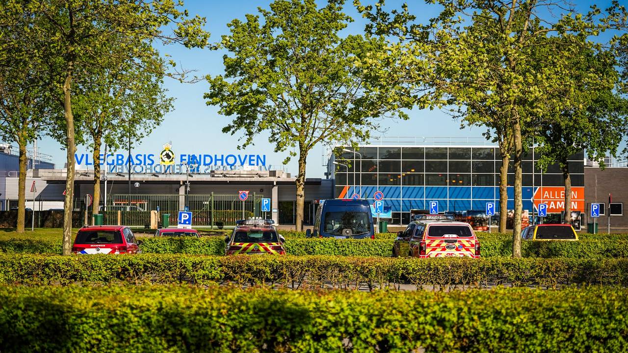 De buitenlandse brandweereenheden kwamen vrijdagochtend aan op Eindhoven Airport (foto: SQ Vision).