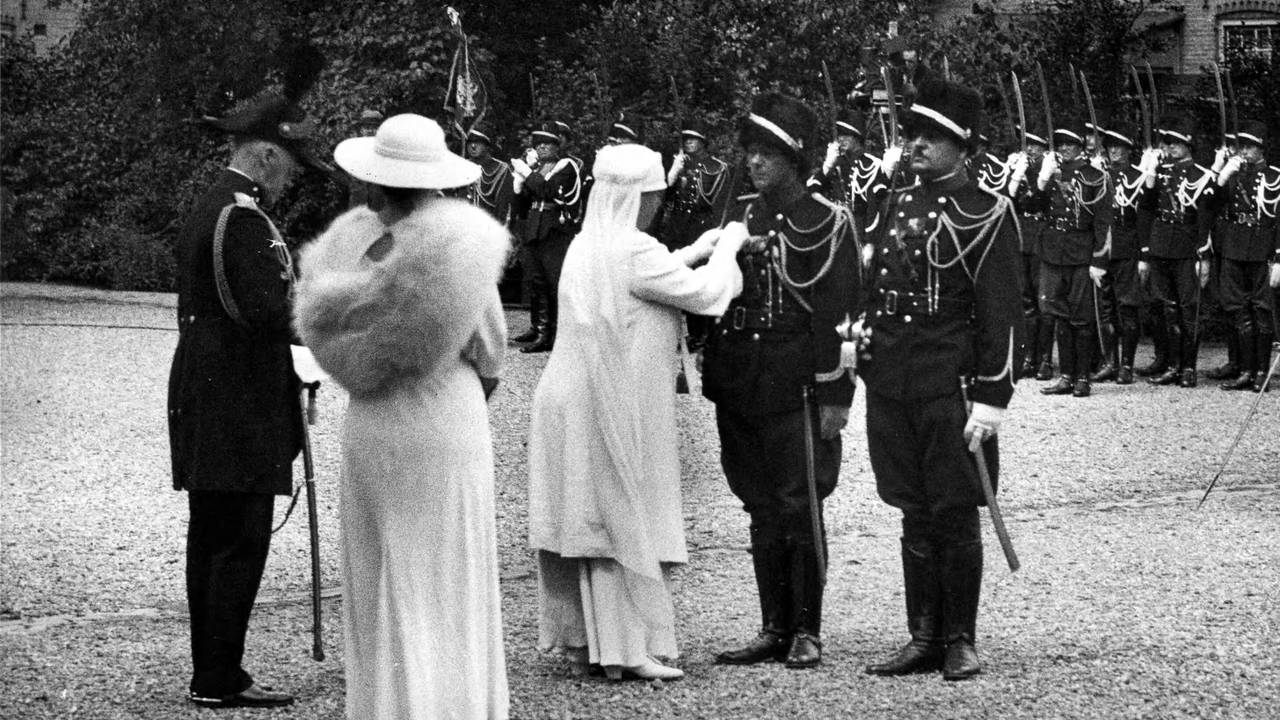 Koningin Wilhelmina huldigt de Osse marechausseebrigade op 27 juni 1935.