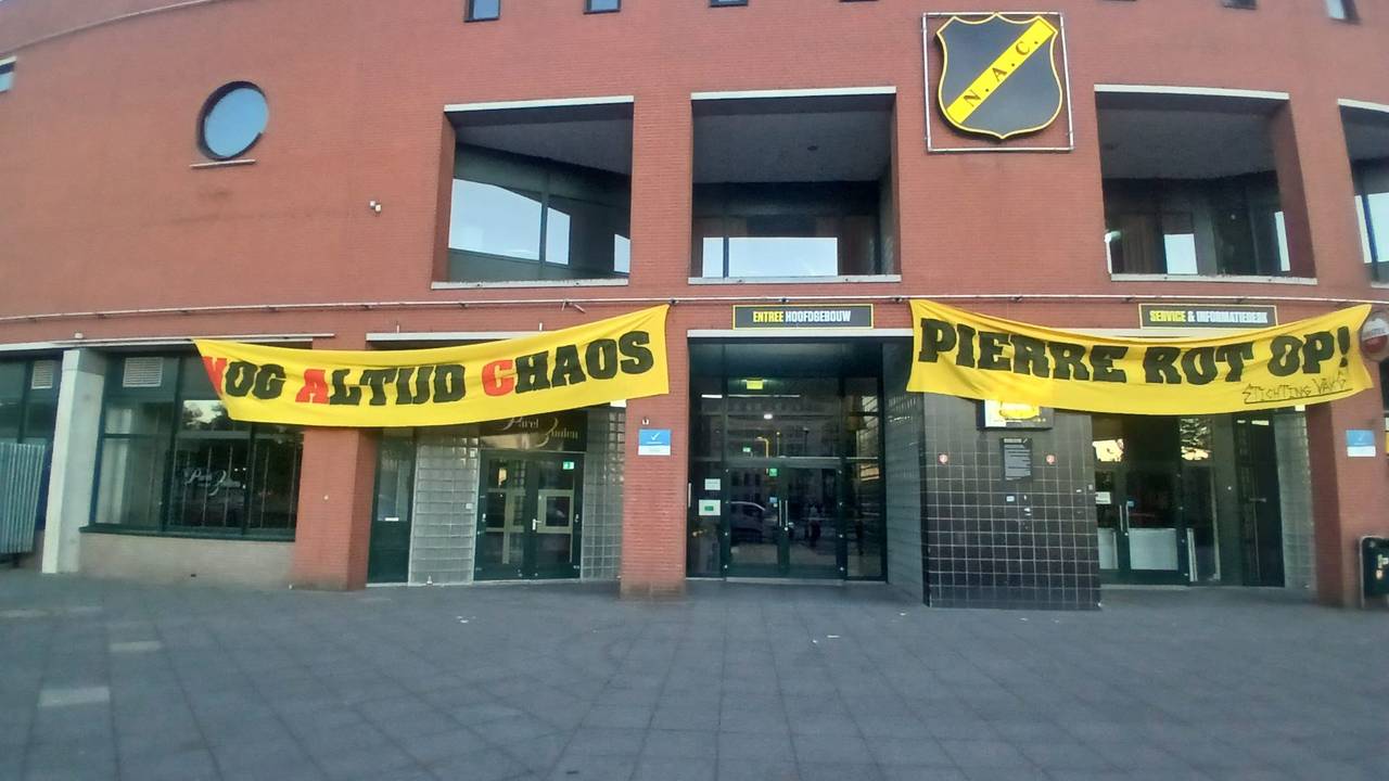 Supporters hingen spandoeken op bij het Rat Verlegh Stadion.