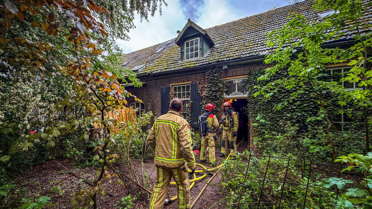 Brand in huis van kunstschilder Cornelis le Mair (foto: Persbureau Heitink).