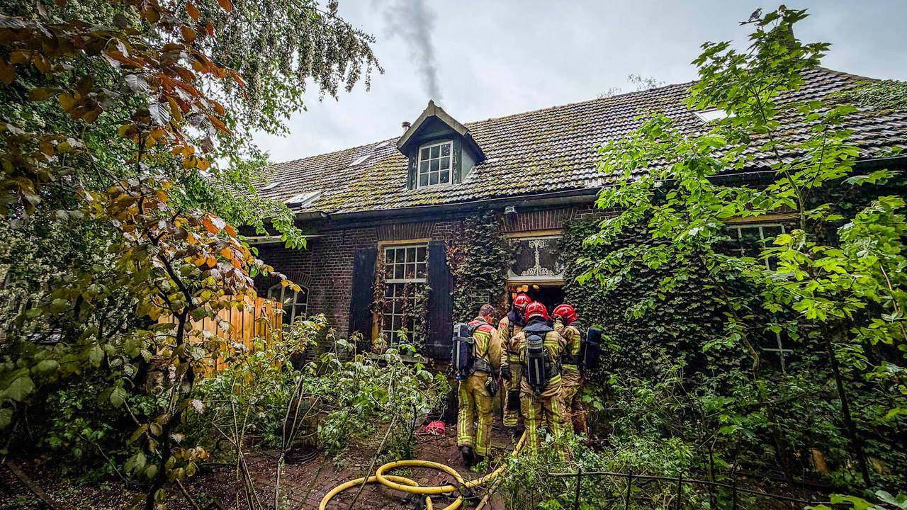 Brand in huis van kunstschilder Cornelis le Mair (foto: Persbureau Heitink).