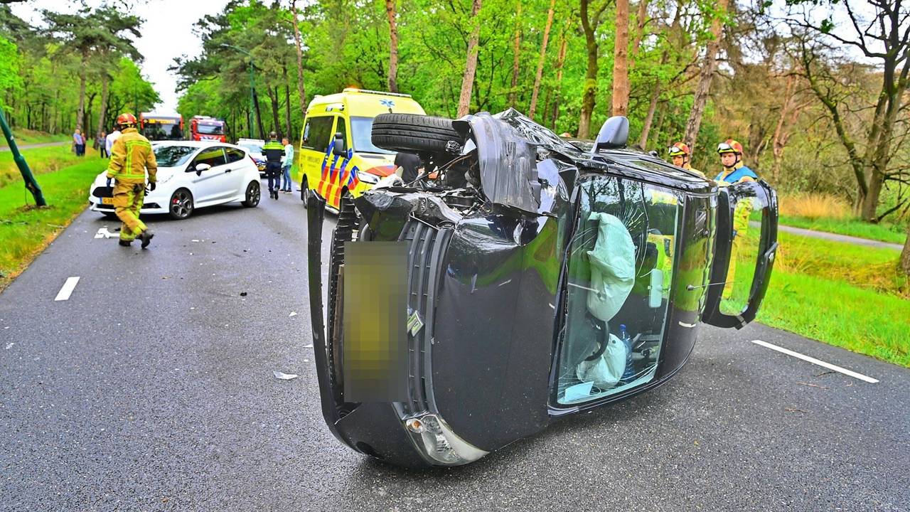 Automobilist belandt op z'n kant in Waalre (foto: Rico Vogels / Persbureau Heitink).