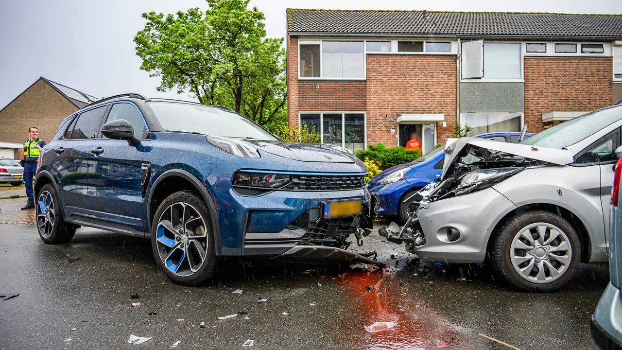 Flinke schade bij botsing tussen twee auto's in Breda (foto: Tom van der Put / Persbureau Heitink). 