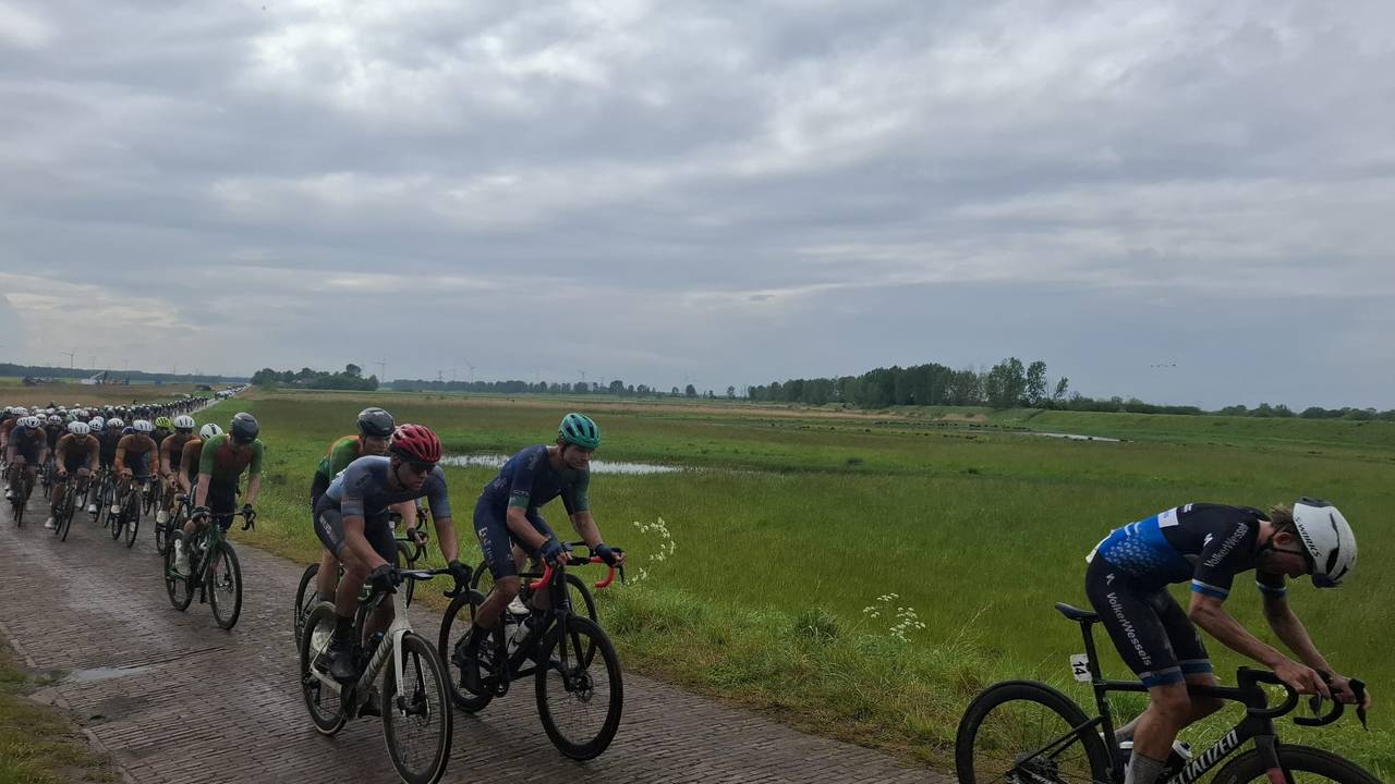 De wielrenners op de kasseien in De HIVE Slag om Woensdrecht.