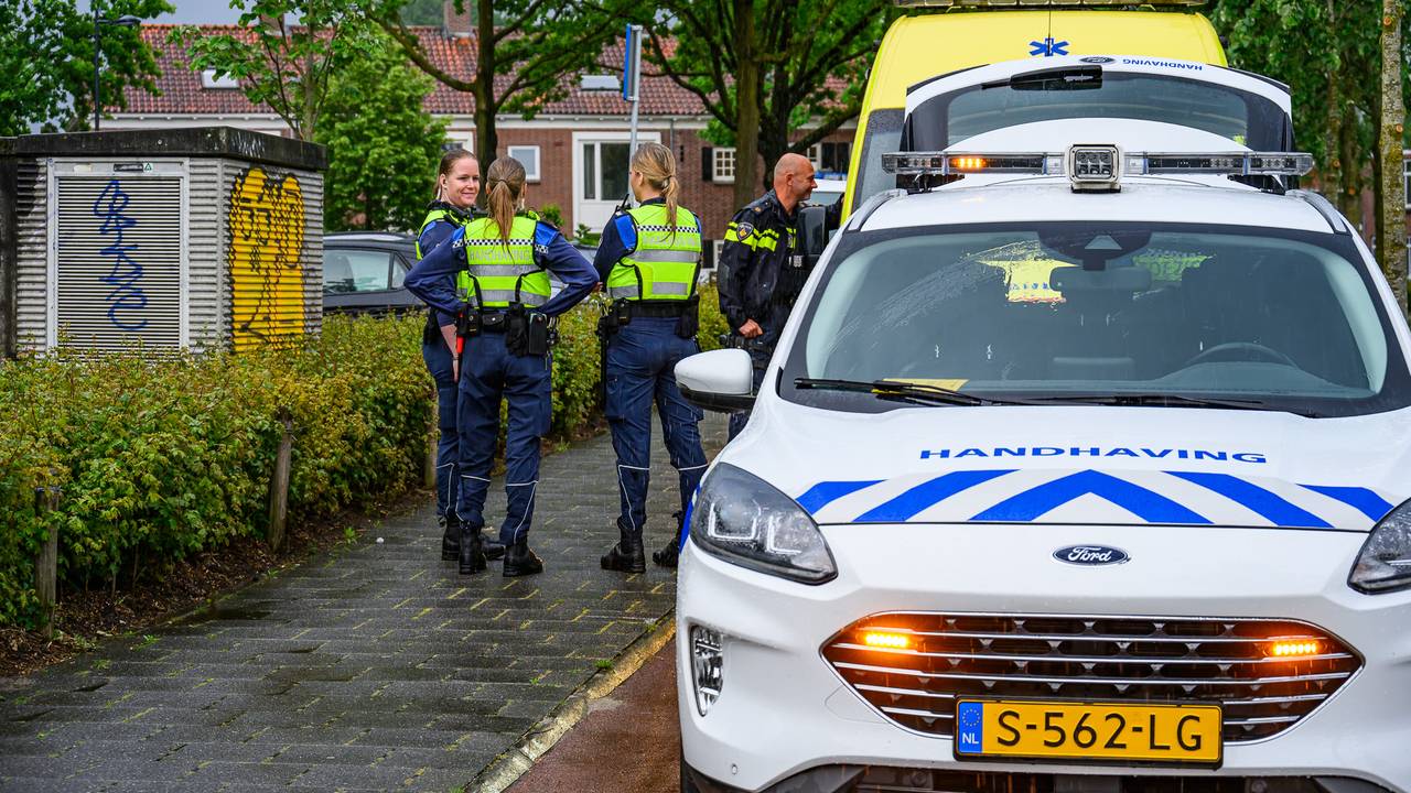 Twee fietsers gewond na botsing op fietspad in Breda (foto: Tom van der Put / Persbureau Heitink).