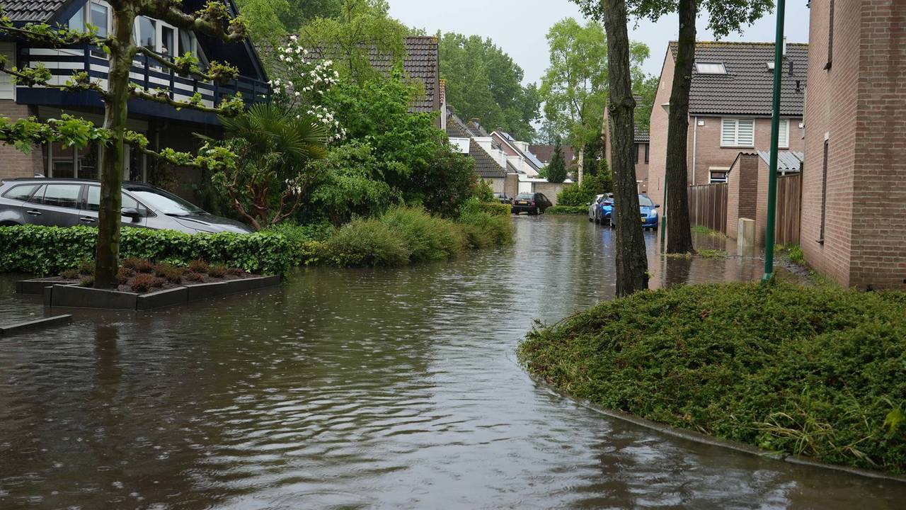 Wateroverlast in Rijen na noodweer (foto: Jeroen Stuve / Persbureau Heitink).