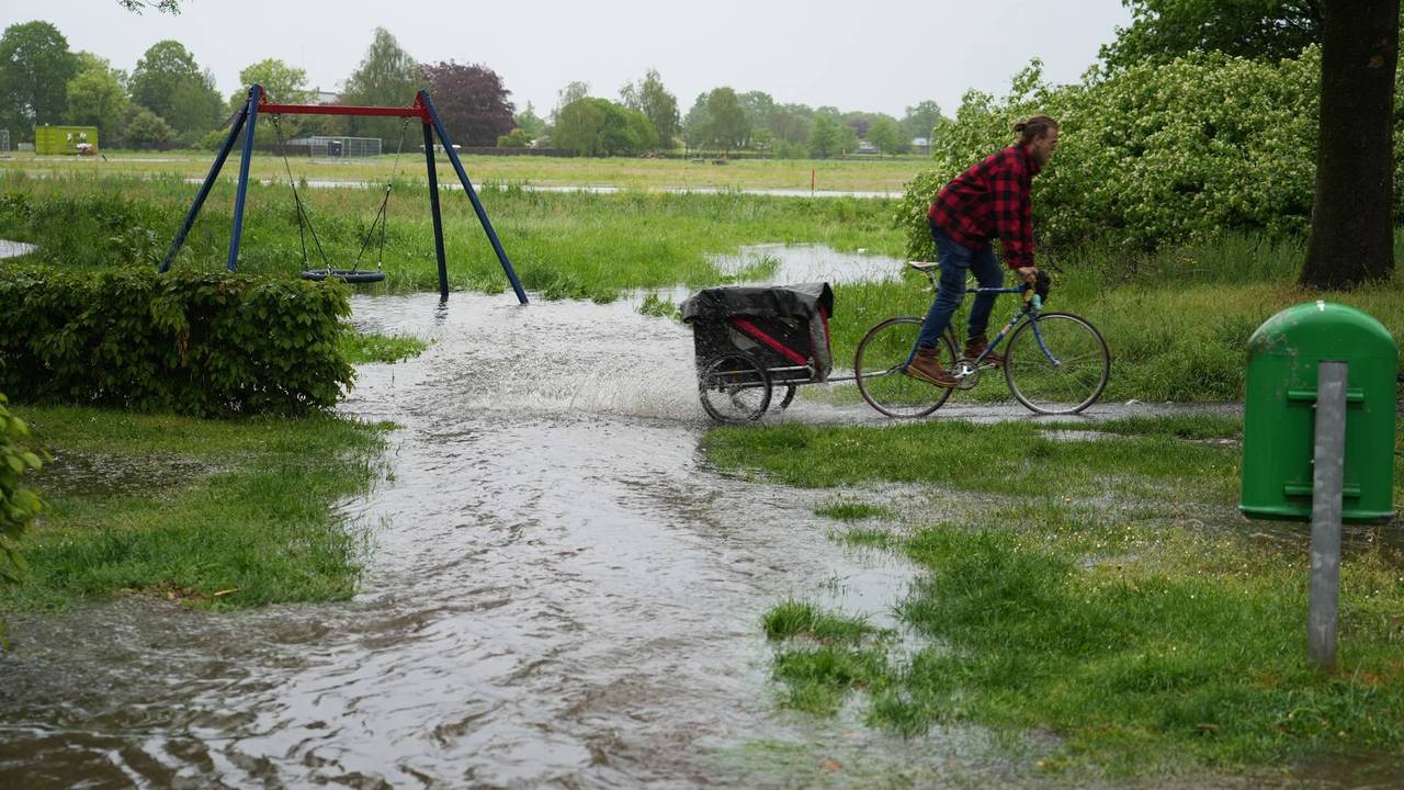 Wateroverlast in Rijen na noodweer (foto: Jeroen Stuve / Persbureau Heitink).