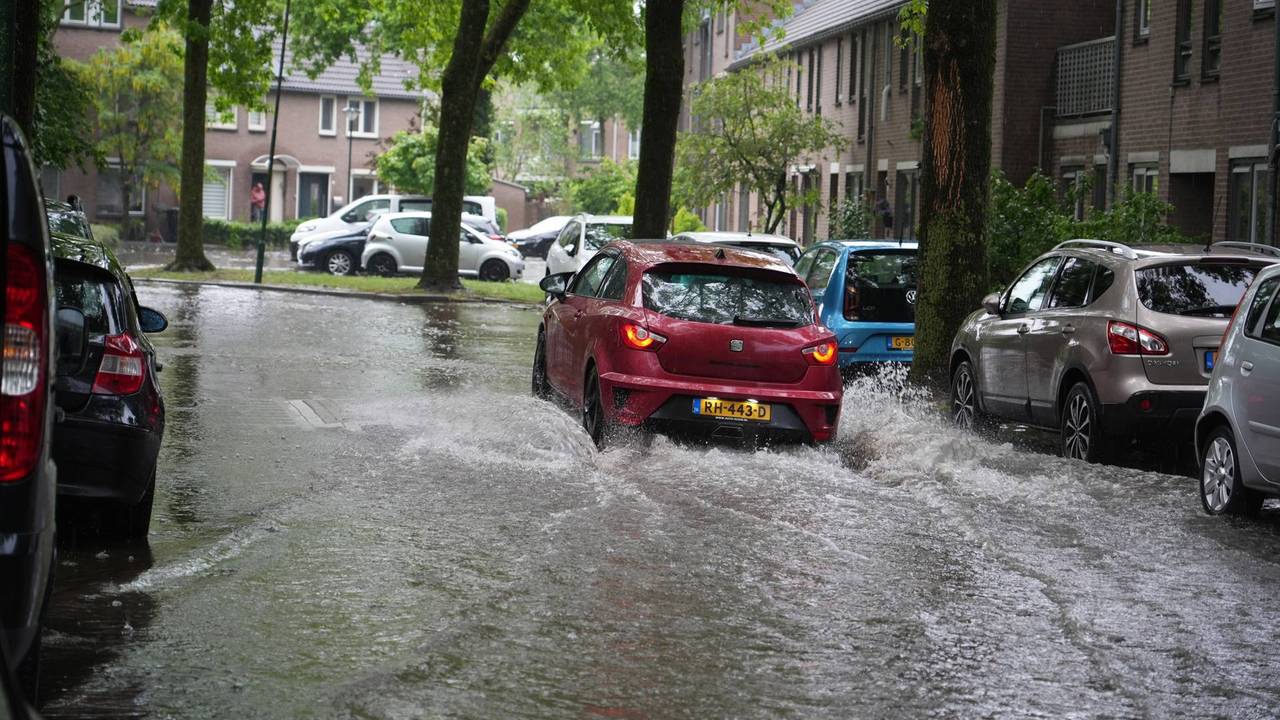 Wateroverlast in Rijen na noodweer (foto: Jeroen Stuve / Persbureau Heitink).