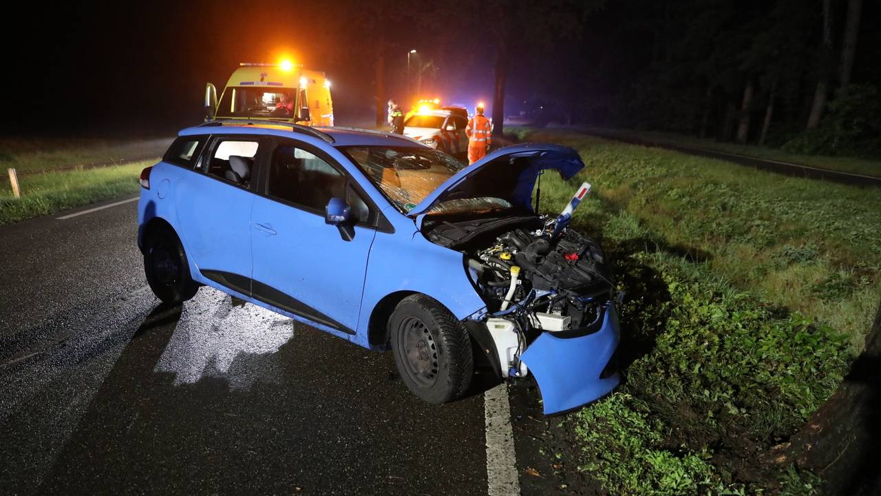 Automobilist gewond bij crash in Putte, botste met zijn auto tegen boom