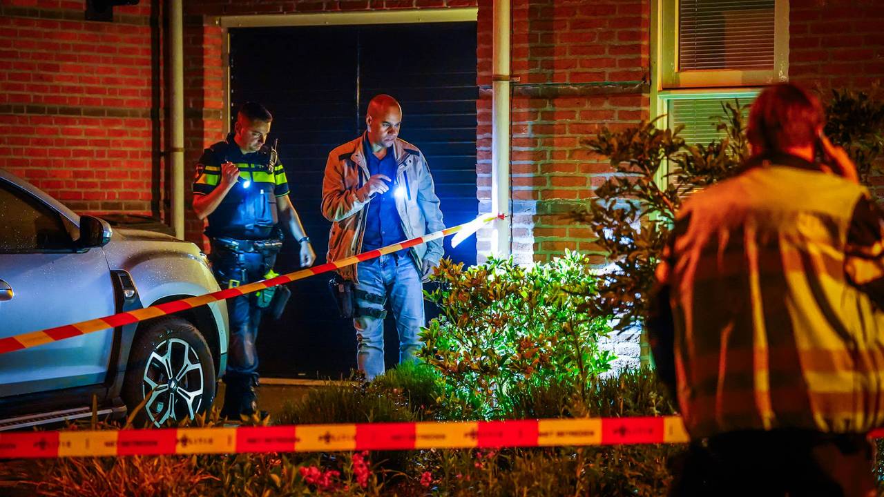 Politieonderzoek bij het huis aan de Stiffelio in Eindhoven waar de explosie plaatsvond (foto: Persbureau Heitink).
