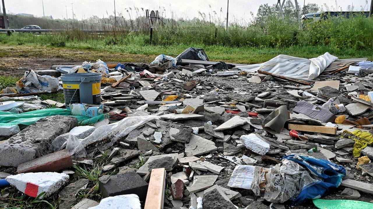 'Complete badkamer' gedumpt naar de A65 (foto: Toby de Kort/Persbureau Heitink).