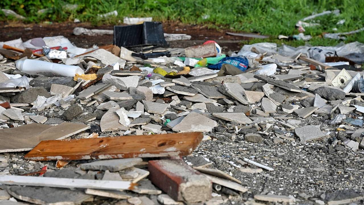 'Complete badkamer' gedumpt naar de A65 (foto: Toby de Kort/Persbureau Heitink).
