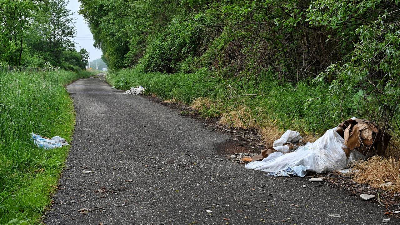 'Complete badkamer' gedumpt naar de A65 (foto: Toby de Kort/Persbureau Heitink).