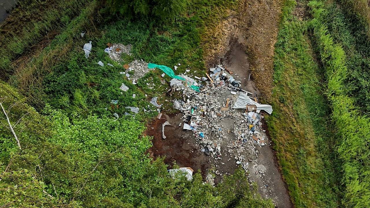 'Complete badkamer' gedumpt naar de A65 (foto: Toby de Kort/Persbureau Heitink).