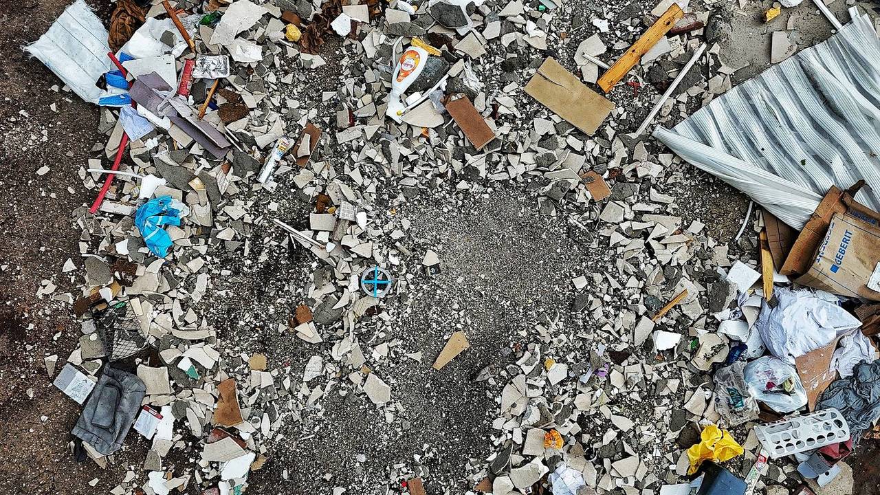 'Complete badkamer' gedumpt naar de A65 (foto: Toby de Kort/Persbureau Heitink).