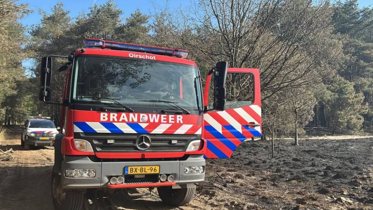 De brandweer zaterdagochtend op de Oirschotse Heide (foto: Marechaussee Brabant-Oost).
