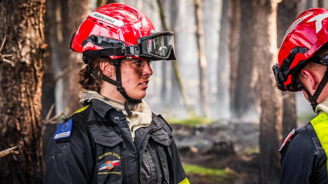 De brand in Budel laaide vrijdag weer op (foto: SQ Vision).