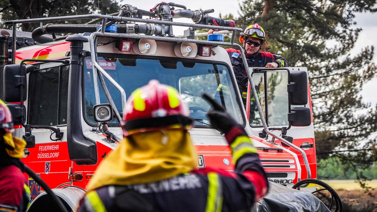 De brand in Budel laaide vrijdag weer op (foto: SQ Vision).