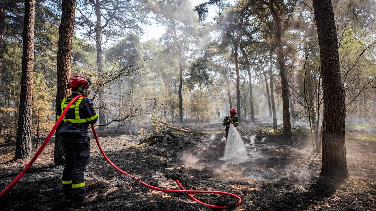 De brand in Budel laaide vrijdag weer op (foto: SQ Vision).