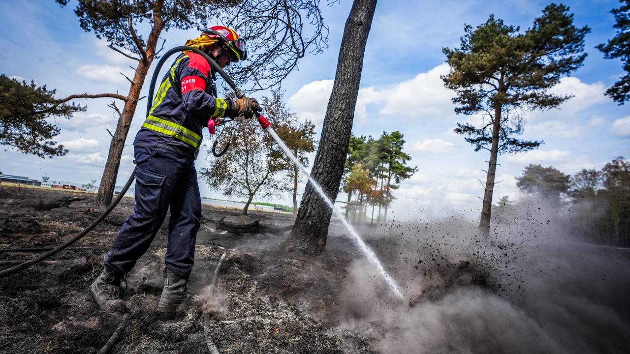 De brand in Budel laaide vrijdag weer op (foto: SQ Vision).