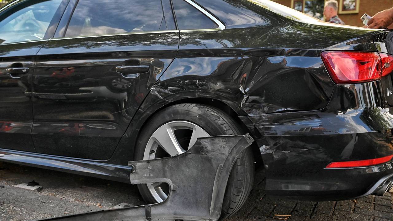 De schade aan de geparkeerde auto (foto: Toby de Kort/Persbureau Heitink).
