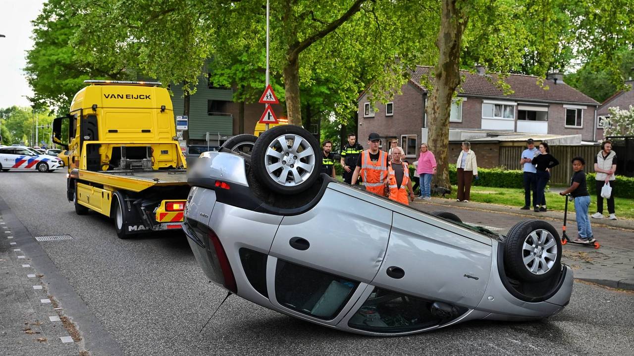 De auto van de vrouw die over de kop sloeg in Tilburg (foto: Toby de Kort/Persbureau Heitink).