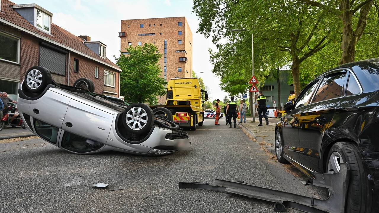 De auto van de vrouw die over de kop sloeg (foto: Toby de Kort/Persbureau Heitink).