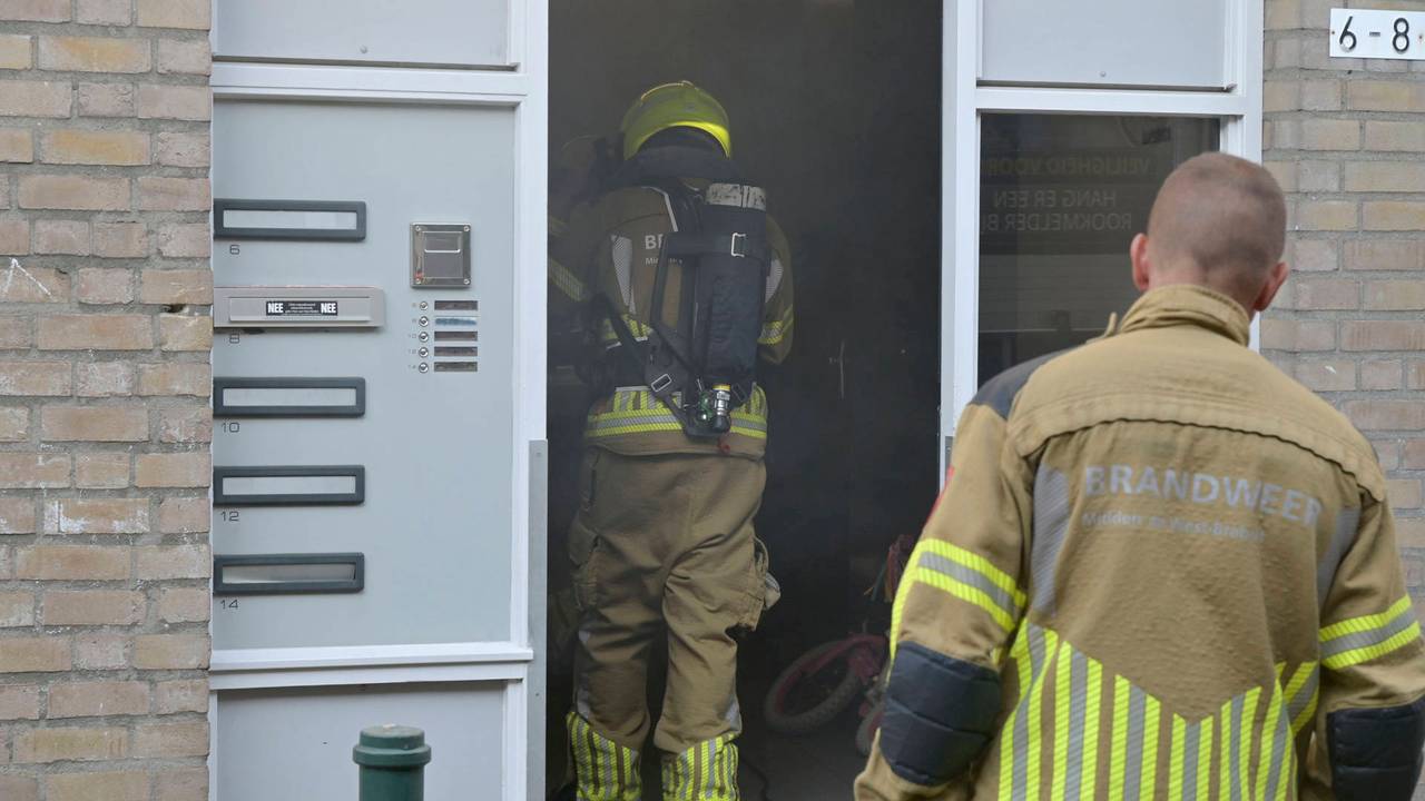 De brandweer in de hal van het appartementencomplex in Breda (foto: Perry Roovers/Persbureau Heitink).