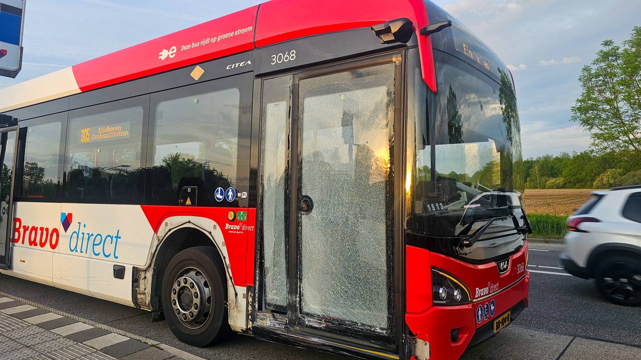 De schade aan de bus (foto: Addy Smits/Persbureau Heitink).