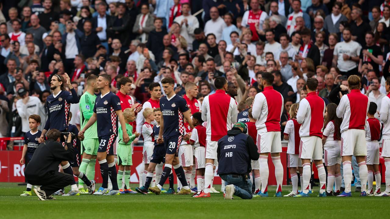 De spelers van Ajax stellen zich op voor een erehaag voor kampioen PSV (foto: OrangePictures)