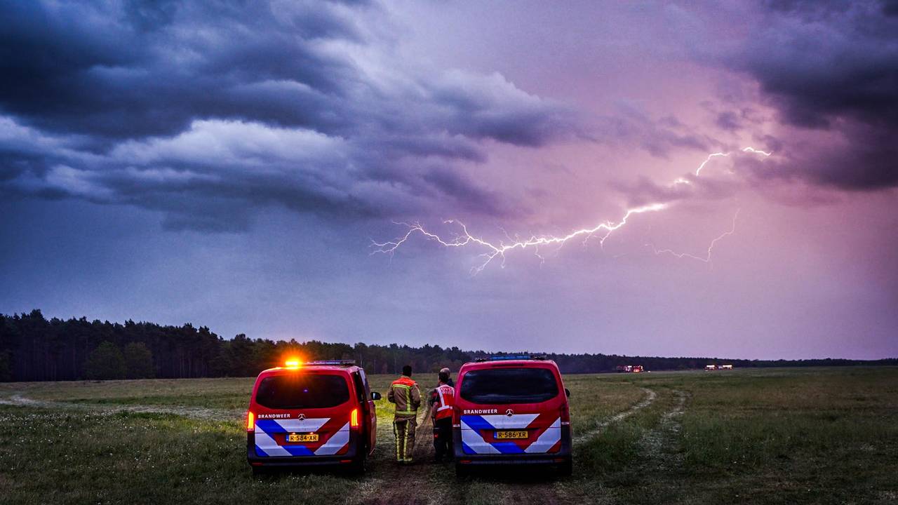 Het onweer bij de bosbrand bij Budel (foto: SQ Vision).