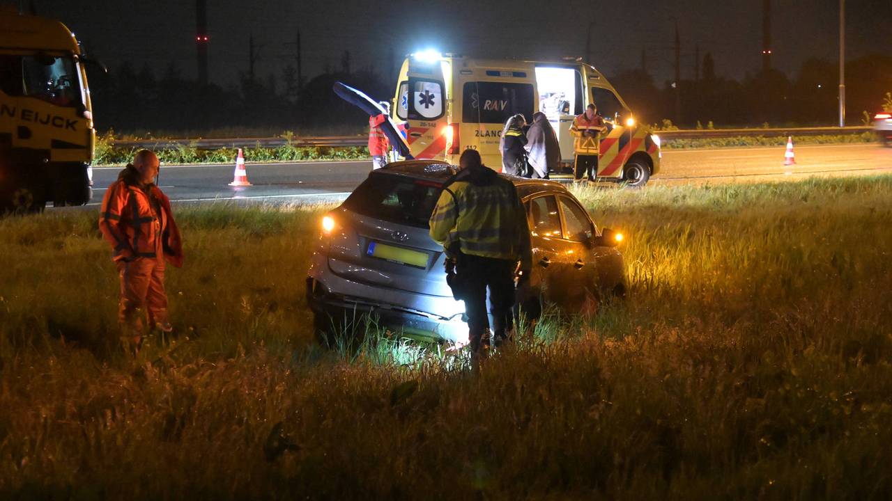 Auto belandt in berm na botsing op A16 bij Prinsenbeek