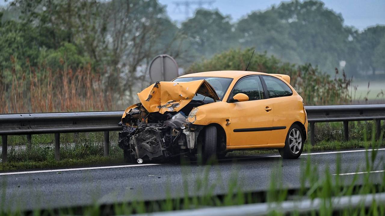Dronken automobilist botst tegen voorganger en vangrail A58 Moergestel
