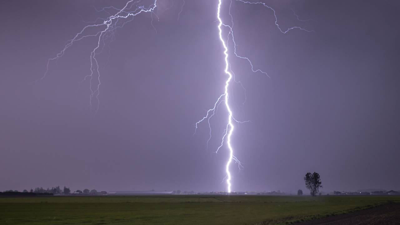 Het onweer op de grens van Brabant en België (foto: Paul Begijn).
