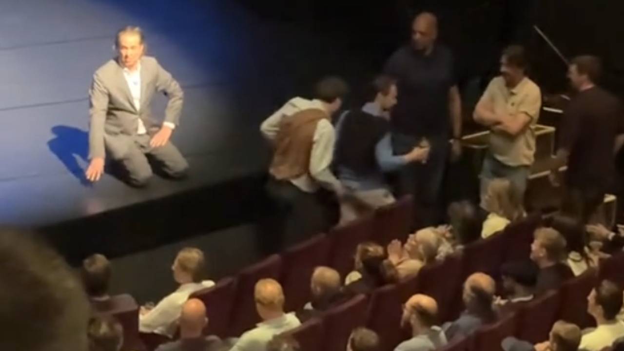 Hans Teeuwen terwijl hij twee mannen de zaal in Breda uitzet (foto: Altijdbezigmetiets via TikTok).